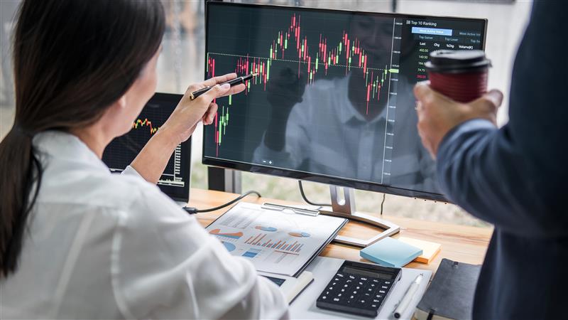 Traders looking at equity dispersion trading